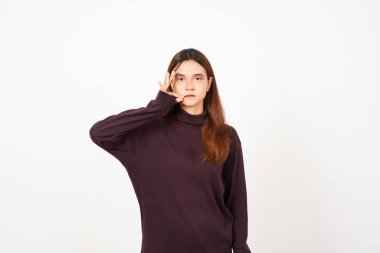 Beyaz arka planda tecrit edilmiş güzel Asyalı kadının gizli dudaklarını kapalı tut.