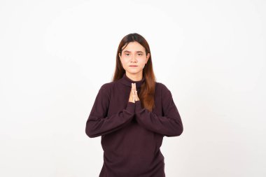 Beyaz arka planda tecrit edilmiş güzel Asyalı kadından özür dilemek için yalvarıyor.