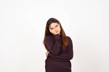 Beyaz arka planda tecrit edilmiş güzel Asyalı kadının yorgun ve sıkıcı jestleri