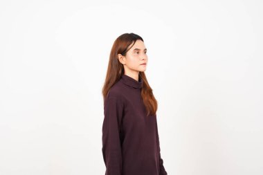 Beyaz arka planda tecrit edilmiş Asyalı güzel bir kadının ciddi bir yüzü var.