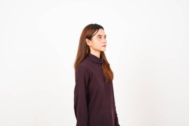 Beyaz arka planda tecrit edilmiş Asyalı güzel bir kadının ciddi bir yüzü var.