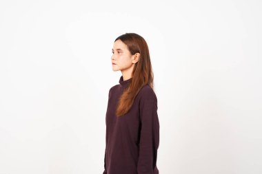 Beyaz arka planda tecrit edilmiş Asyalı güzel bir kadının ciddi bir yüzü var.