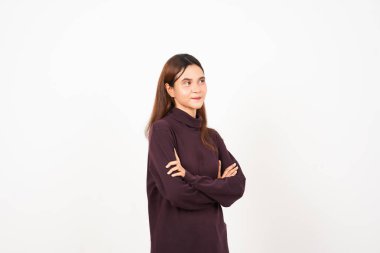 Gülen kollar ve beyaz arka planda yalnız bırakılmış güzel Asyalı kadına bakıyor.