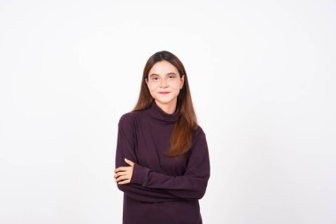 Beyaz arka planda izole edilmiş güzel Asyalı kadının gülümseyen ve kameraya bakan