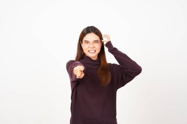 Beyaz arka planda izole edilmiş Asyalı güzel bir kadının kızgın hareketleriyle seni işaret ediyor.