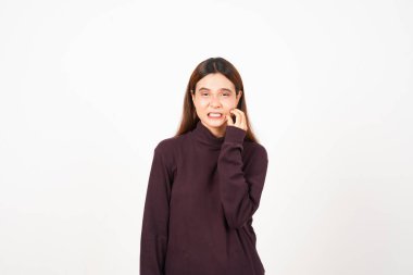 Beyaz arka planda tecrit edilmiş güzel bir Asyalı kadının acı çeken dişi.