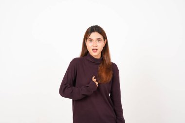 Beyaz arka planda tecrit edilmiş güzel Asyalı Kadın kavramını mı suçluyorsun?