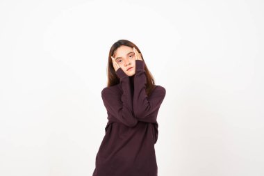 Beyaz arka planda yalnız bırakılmış Asyalı güzel bir kadının ciddi yüzüyle el ele poz vermek.