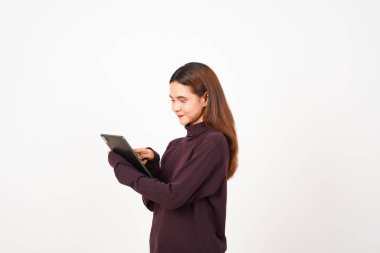 Gülümseyen ve beyaz arka planda izole edilmiş güzel bir Asyalı kadının tabletini kullanan