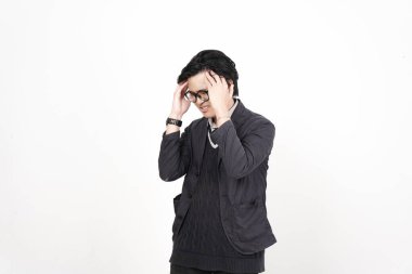 Beyaz arka planda tecrit edilmiş yakışıklı Asyalı adamın hüsran ve ızdırap dolu baş ağrısı