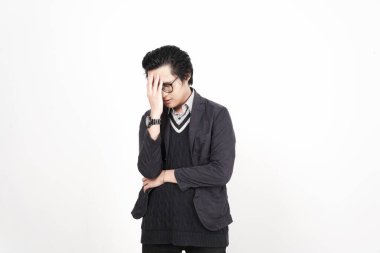 Beyaz arka planda tecrit edilmiş yakışıklı Asyalı adamın hüsran ve ızdırap dolu baş ağrısı