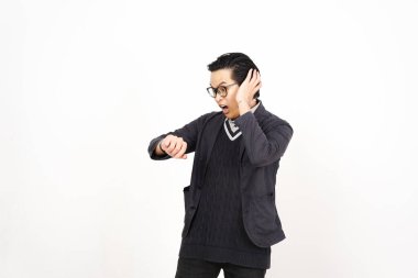 Saatini kontrol eden şaşırmış adam, beyaz arka planda tecrit edilmiş yakışıklı Asyalı adam.