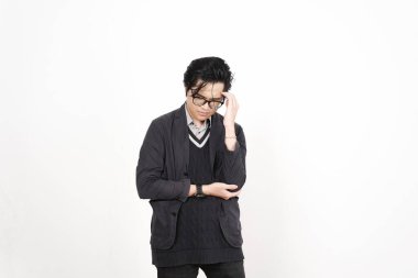 Başı ağrıyan, başı ağrıyan, beyaz arka planda izole edilmiş yakışıklı Asyalı adamın baş ağrısı