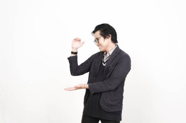 Telif alanını açık avuçta tutmak ve sunmak, Beyaz Arkaplanda İzole Edilmiş Yakışıklı Asyalı Adam 'ı ölçmek,