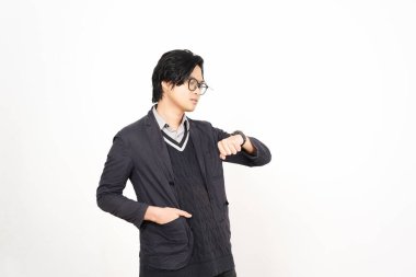 Beyaz arka planda izole edilmiş yakışıklı Asyalı adamın saatini kontrol et.