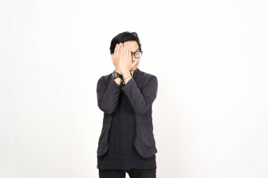 Beyaz arka planda tecrit edilmiş yakışıklı Asyalı adamın elleri ile korku ve kaplama yüzü