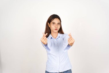 Beyaz arka planda tecrit edilmiş güzel Asyalı kadına Koreli parmak sevgisi gösteriliyor