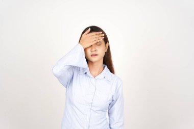 Beyaz arka planda izole edilmiş güzel Asyalı bir kadının baş ağrısından muzdarip olduğunu ifade ediyor.