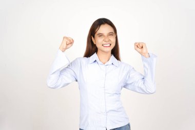 Evet, Beyaz Arkaplanda Tecrit Edilen Güzel Asyalı Kadının Başarısını Kutluyoruz