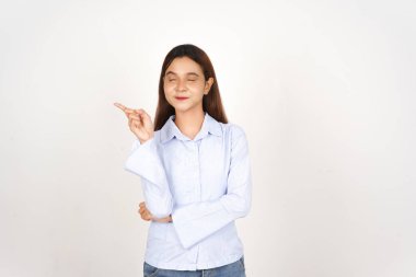 Gülümseyen ve sunan beyaz arka planda yalnız bırakılmış güzel Asyalı Kadın