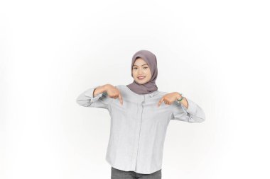 Beyaz Arkaplanda Başörtüsü Giyen Güzel Asyalı Kadın 'ın telif alanını gösteriyor, sunuyor ve işaret ediyor