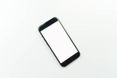 Beyaz arkaplanda boş ekran izole edilmiş siyah akıllı telefon