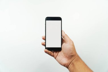 Boş ekranlı akıllı telefonu tut