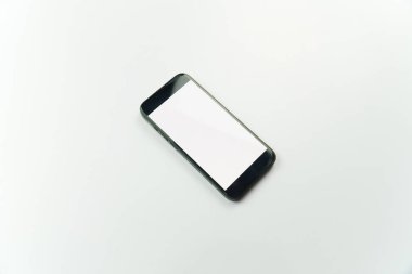 Beyaz arkaplanda boş ekran izole edilmiş siyah akıllı telefon