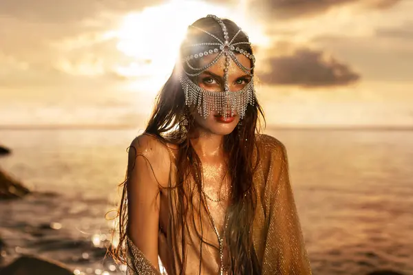 Schöne Junge Frau Stammesstil Freien Bei Goldenem Sonnenuntergang Stockbild