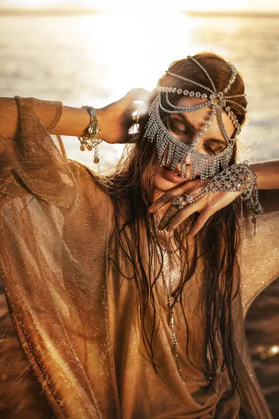 Красива Молода Жінка Племінного Стилю Відкритому Повітрі Золотому Заході Сонця Стокова Картинка