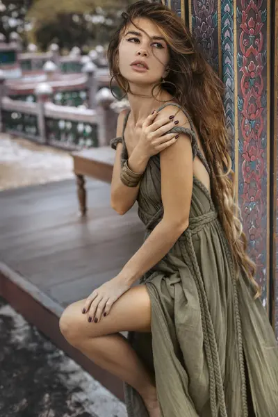 Schöne Junge Frau Elegantem Kleid Asiatischen Tempel Stockbild