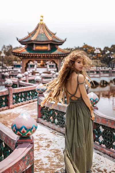 Vakker Ung Kvinne Elegant Kjole Asiatisk Tempel stockbilde