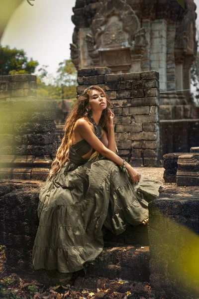 Hermosa Joven Mujer Elegante Vestido Asiático Templo Fotos de stock libres de derechos