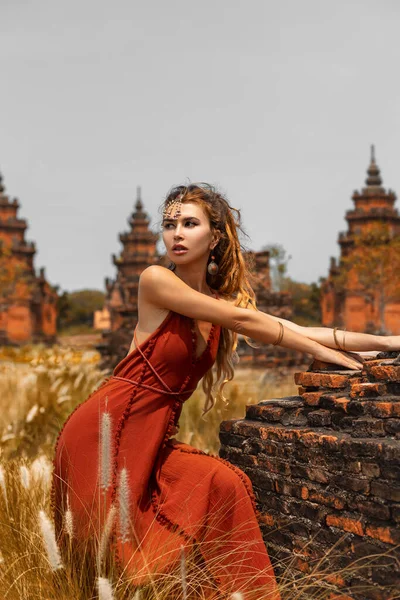 Schöne Junge Frau Elegantem Kleid Asiatischen Tempel Stockbild