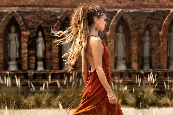 Красивая Молодая Женщина Элегантном Платье Азиатском Храме Стоковая Картинка