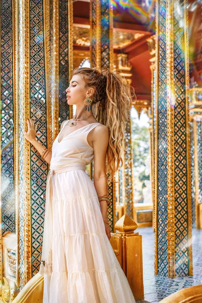 アジアの寺院でエレガントなドレスで美しい若い女性 ストック写真