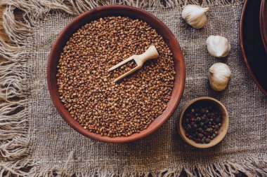 Köy tabaklarında çiğ karabuğday. Üst görünüm.