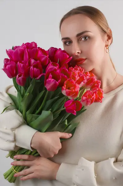 Estudio Vertical Plano Mujer Blanca Joven Con Ramo Tulipanes Rojos —  Fotos de Stock
