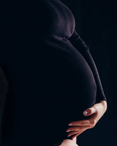 Silueta Těhotné Dívky Zblízka Černé Šaty Černém Pozadí Minimalismus Svislý — Stock fotografie