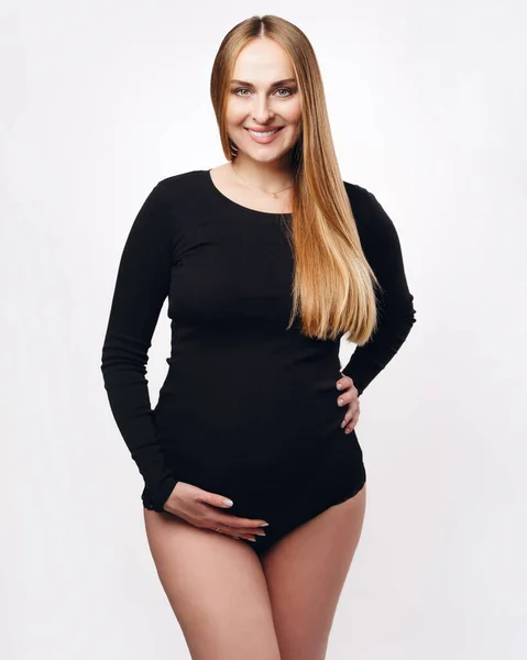 Gülümseyen Mutlu Hamile Bir Kadın Dar Siyah Takım Elbiseli Bir — Stok fotoğraf