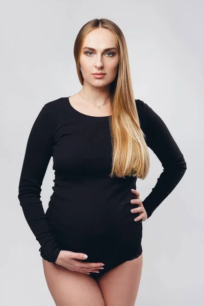 Hamile Genç Bir Kadın Siyah Dar Giysili Bir Model Arka — Stok fotoğraf