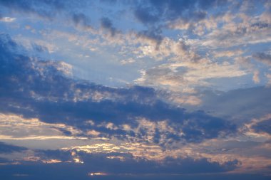 Gün doğumunda ya da günbatımında ışık bulutu