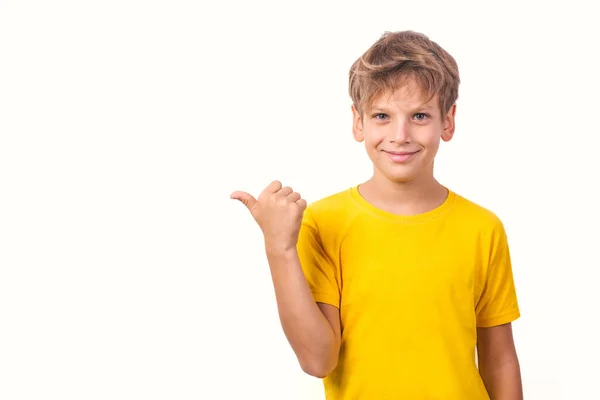 Chłopiec Żółtej Koszulce Odizolowany Białym Tle Pokazuje Kciuk Bok Uśmiecha Obrazy Stockowe bez tantiem