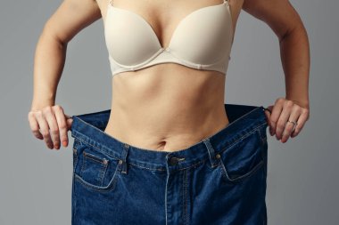 Kilo verdikten sonra büyüyen kotlar. Yakın plan. Yüzü olmayan parça.