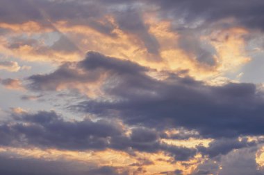 Güneş ışınlarının içinden geçtiği dramatik gün doğumu ya da günbatımı bulutları.