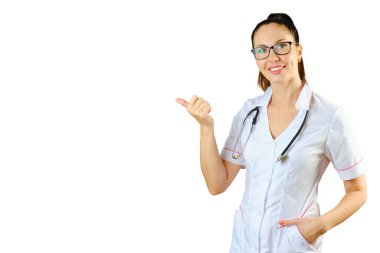 Kız doktor bir şeye işaret ediyor. Beyaz arkaplanda izole et.