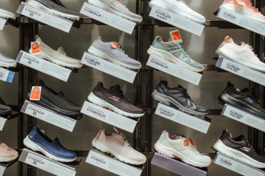 Odesa, Ukrayna - 10 Temmuz 2023: Bir dükkan penceresinde yakın plan koşu ayakkabıları.