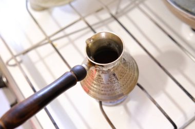 Gaz sobasının üzerine hapsetmek. Kahve hazırlığı..