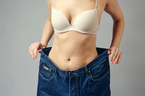 Een Dunner Meisje Spijkerbroeken Die Enorm Zijn Geworden Haar Gewichtsverlies — Stockfoto