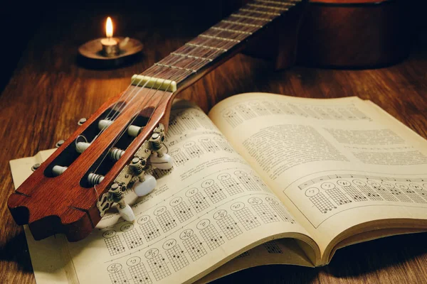 ギター クラシックギター キャンドルを再生するための自己指示マニュアル — ストック写真